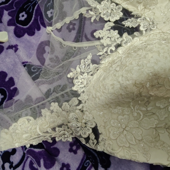 Wedding dress - Picture 5 of 8